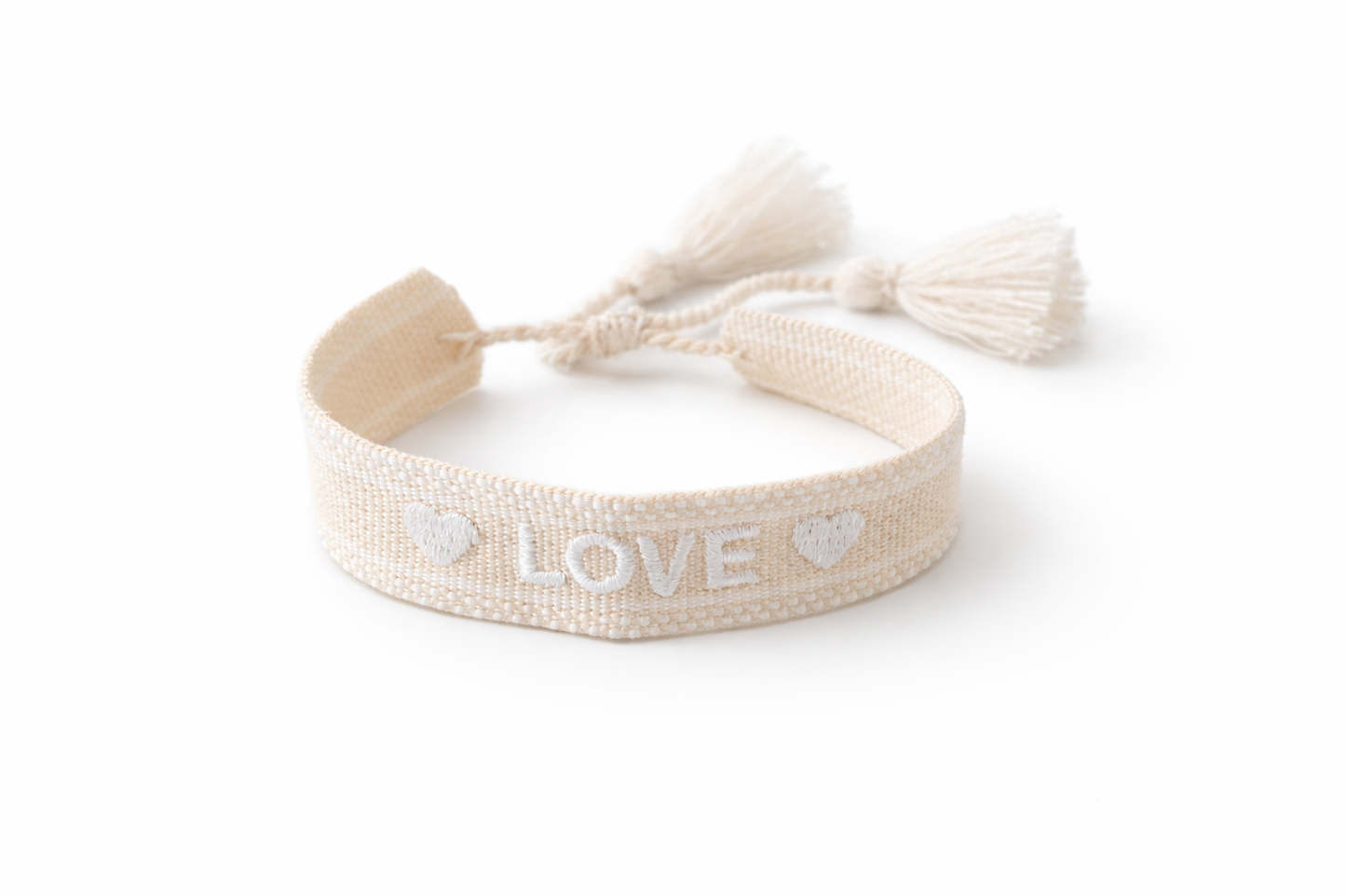 Beiges Stoffarmband „LOVE“ mit Herzmotiven